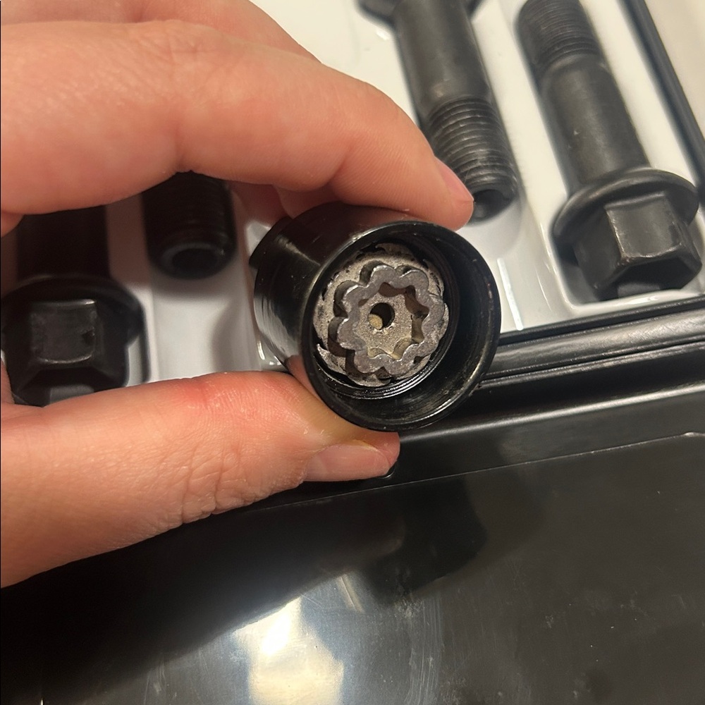 Mercedes-Benz Wheel Security Key Bolt Set - Picture 3 of 6